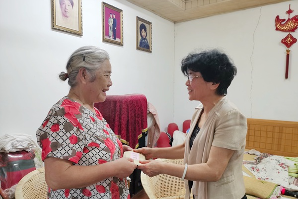 泰州市委主委黄立红等慰问张红英 (1).jpg