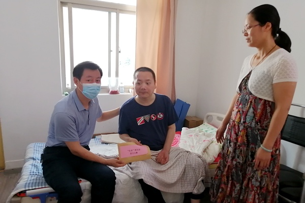 省委副主委吴建坤慰问省直党员刘永华 (1).JPG