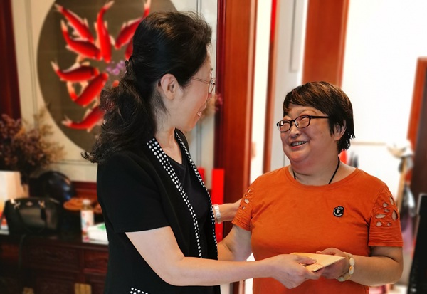 扬州市委主委朱妍慰问党员冯义萍 (1).JPG