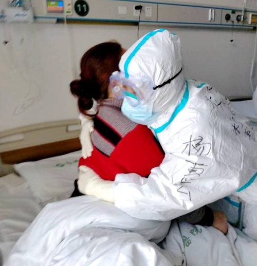 给患者一个拥抱.jpg