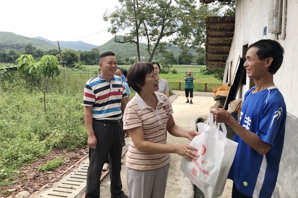 20200911农工党广东省委会机关工会赴韶关开展爱心捐赠活动 (2).jpg