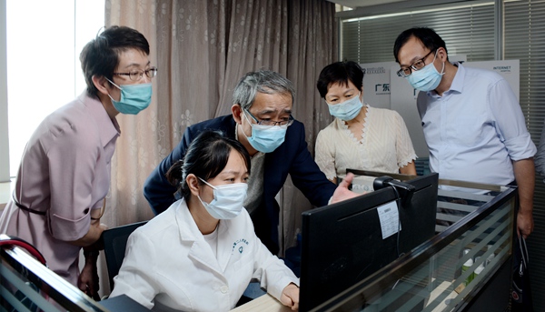 图片2调研组参观广东省第二人民医院互联网医院医生诊室.jpg