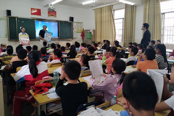 口腔专家为孩子们进行保护牙齿的科普讲座.jpg