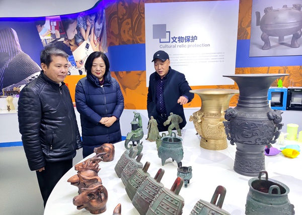 调研3D展厅的青铜器.jpg
