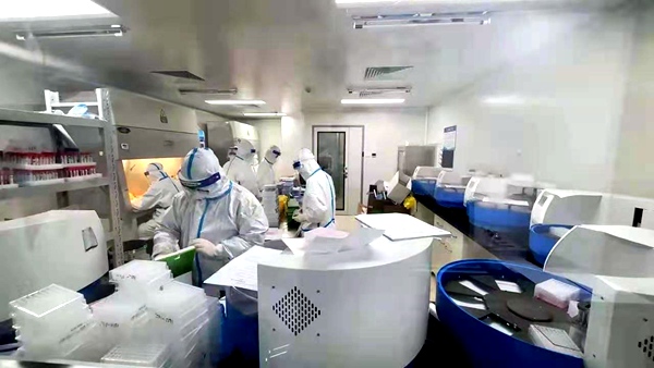 5,森朗员工在核酸检测实验室.jpg