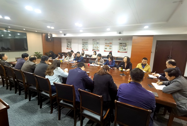 农工党省委首次机关务虚会召开 (2).jpg