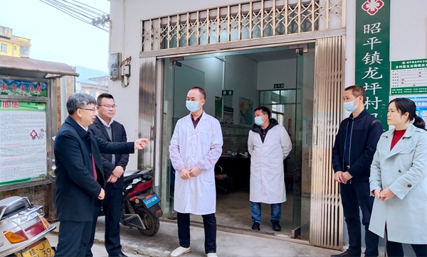 何玉庭副主委在村卫生室和村医进行交流.jpg