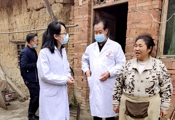 张贝开展上门诊察服务.jpg