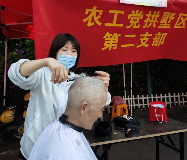 孙雨在爱心义剪活动中 (2).jpg