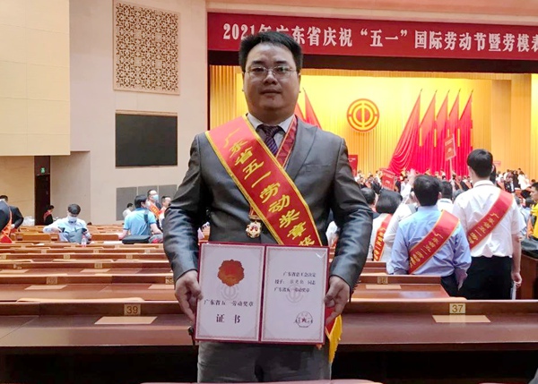 农工党员张更勤荣获广东省五一劳动奖章.jpg