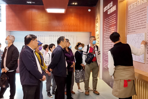 龚建明副主席一行在阿坝州马尔康市学习考察长征文化.jpg