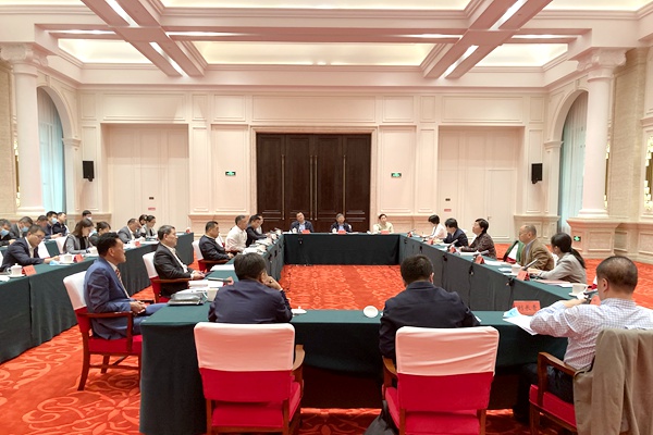 在 哈尔滨召开座谈会.jpg