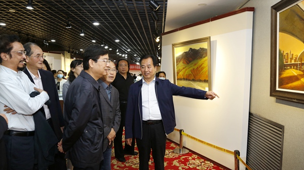 7曲凤宏副主席等领导参观画展.jpg