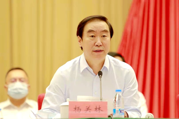 杨关林出席会议并讲话.jpg