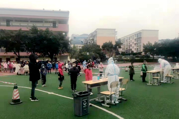 农工党成都市武侯区总支党员蒋宏小学生进行核酸检测.jpg