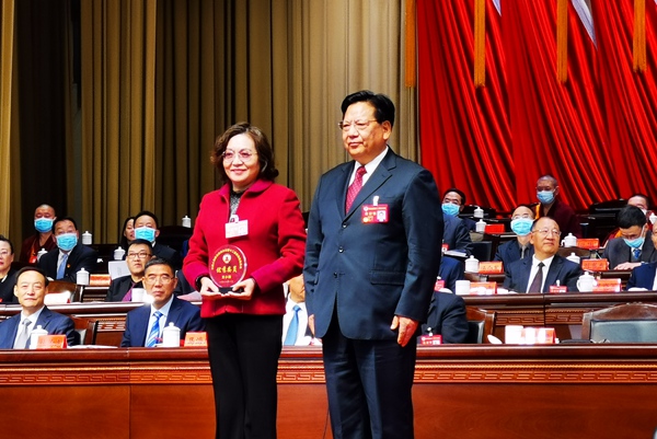 省政协主席为王小梅颁奖.jpg