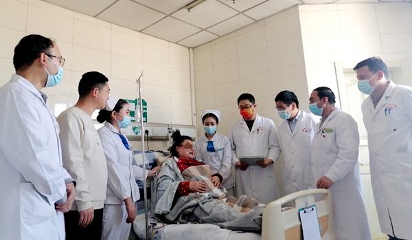 泌尿外科团队看望患者_副本.jpg