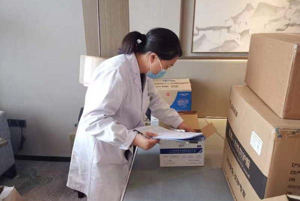 崔海燕医师清点防疫物资.jpg