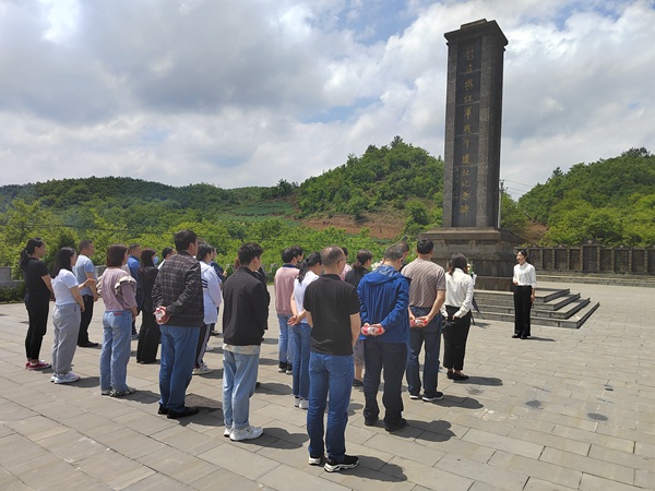 聆听讲解 回顾战斗历史.jpg