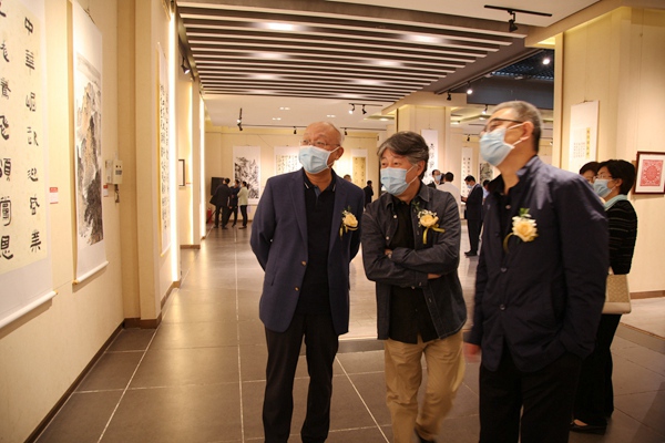 嘉宾观展1.JPG