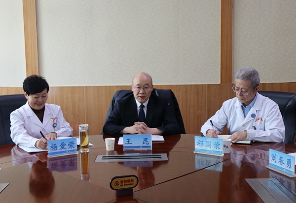 王昆与省心脑血管病医院领导座谈.JPG