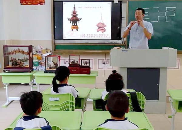 海珠区实验小学的榄雕教授课堂.jpg