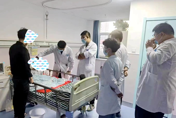 省儿童医院农工党党员救治受灾儿童.jpg