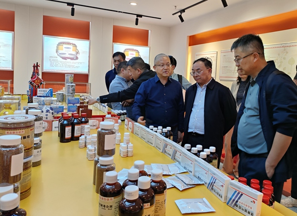 中国彝医药博览馆州中医院彝药研发制剂中心参观.jpg