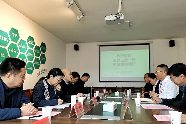 与峰堆乡卫生院召开座谈会.jpg