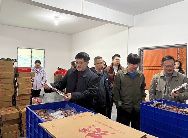 图为调研组一行调研考察腊制品生产基地.jpg