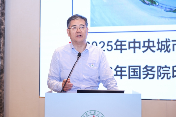 贺泓主持开幕式并在主旨报告环节作报告.jpg
