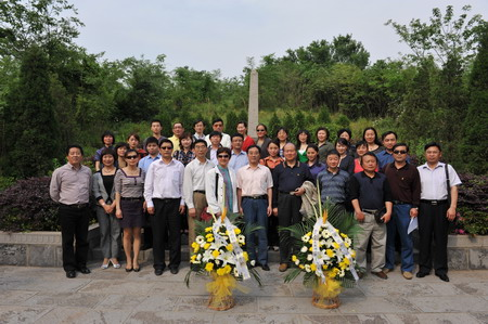 南京市委城建、鼓楼小教支部联合活动合影留念