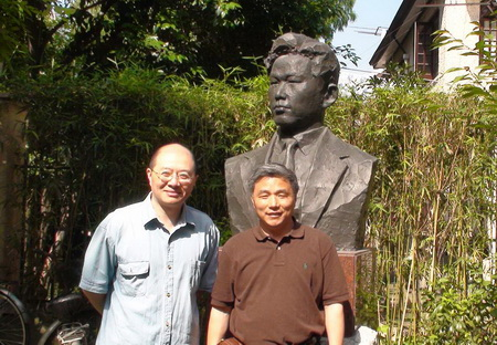 &rdquo;在一干&ldquo;会议旧址邓演达铜像前合影