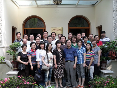 农工党常熟市委会党员和机关干部在&ldquo;一干&rdquo;会址合影