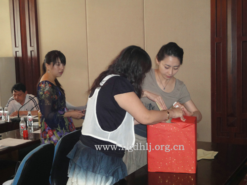 参加农工党哈尔滨师范大学支部换届选举大会的党员在投票