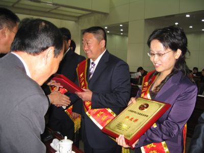 徐兰芳（右一）当选&ldquo;全国维护职工权益杰出律师&rdquo;