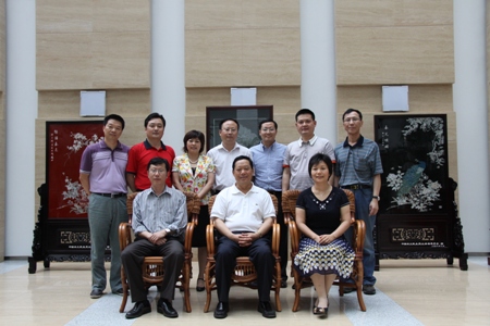 农工党中央副主席刘晓峰等与学员们合影