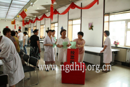 参加农工党黑龙江省中医研究院支部换届选举大会的农工党员在投票