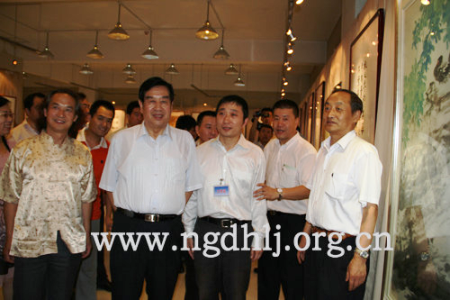 与会领导观赏书画作品