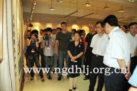 与会领导观赏书画作品