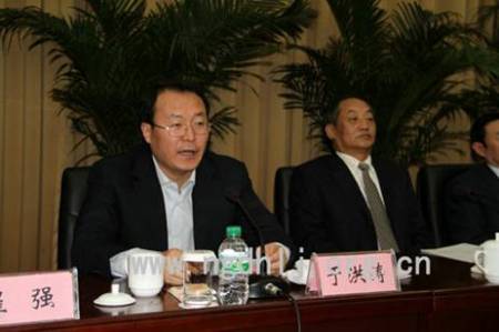 于洪涛（左一）出席农工党大庆市委员会成立大会并代表中共大庆市委致贺词