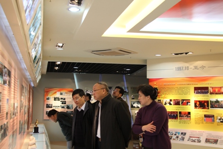 参观中央党史资料陈列室