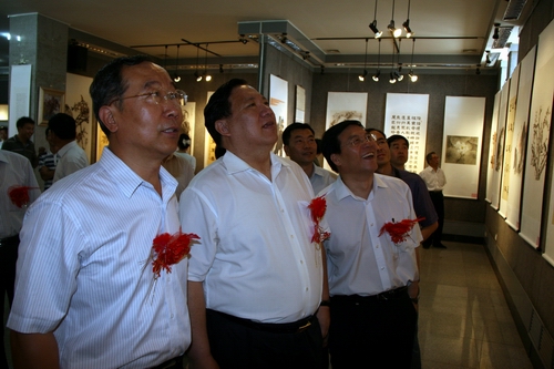 嘉宾观看书画展